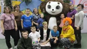В гостях у сказки: как наши получатели социальных услуг встретились с Чебурашкой!